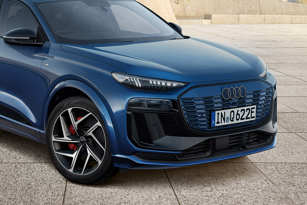 アウディ新型「Q6 スポーツバック e-tron」日本初上陸！ 航続最長685kmの電動クーペSUVに100限定モデルも登場…価格は878万円から