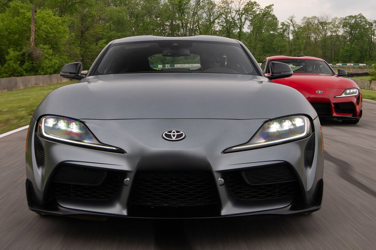 日産「フェアレディZ」が宿敵トヨタ「GRスープラ」を逆転。アメリカ市場で明暗を分けた“価格と戦略”の真相とは