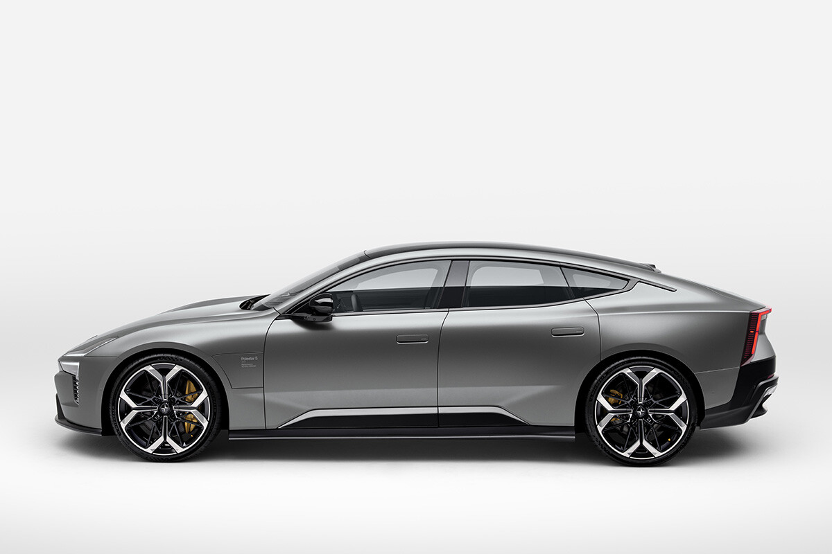 タイカンやモデルSがライバル。北欧発の高級BEVメーカー・ポールスターの“頂点セダン”の価格や実力は？