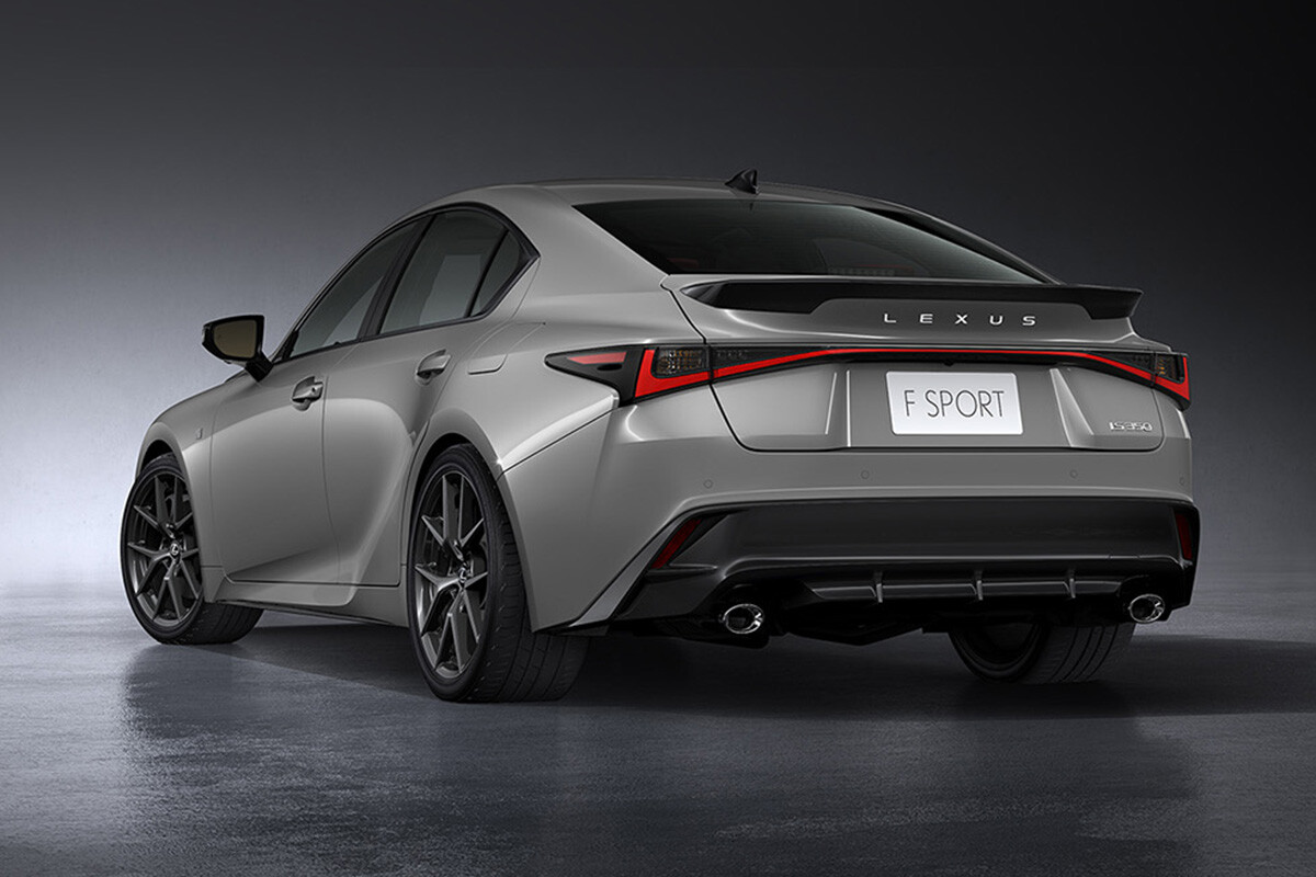 「末永く頑張ってほしい」の声も…新型「IS」登場にユーザーは歓喜。“ハイブリッドのみ”なのが惜しい？