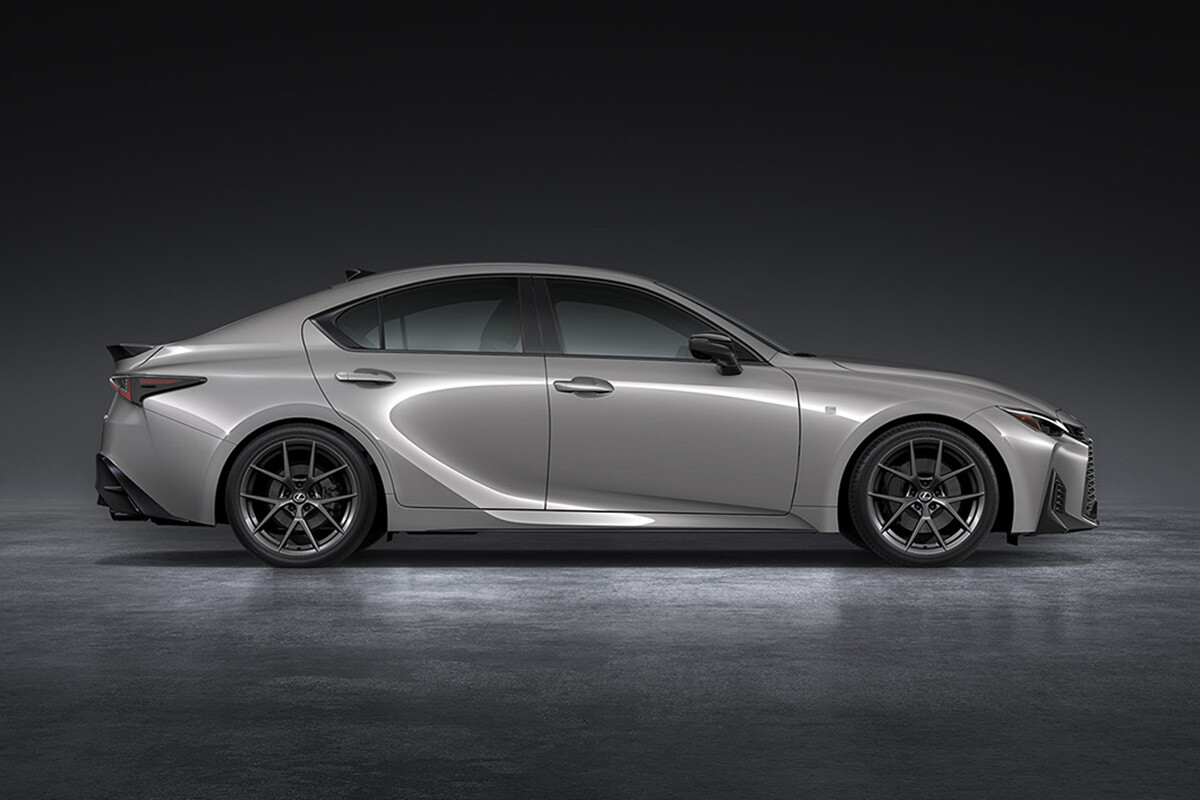 「末永く頑張ってほしい」の声も…新型「IS」登場にユーザーは歓喜。“ハイブリッドのみ”なのが惜しい？