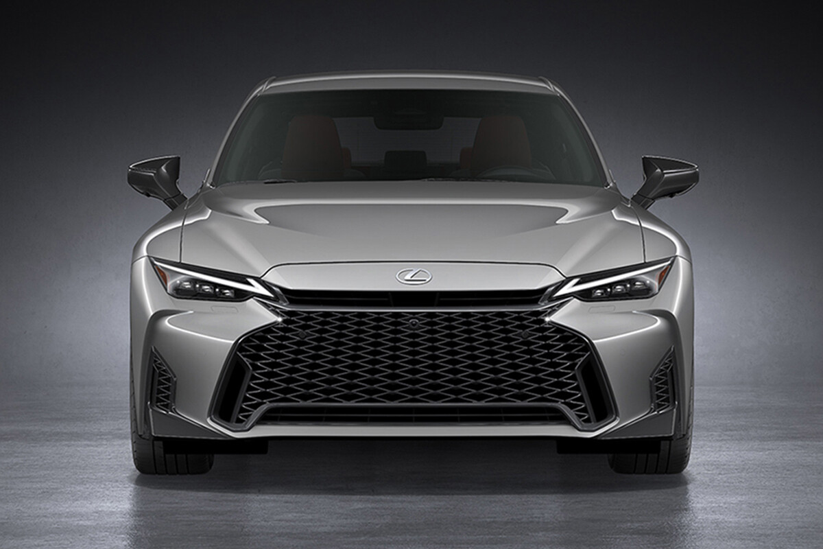 「末永く頑張ってほしい」の声も…新型「IS」登場にユーザーは歓喜。“ハイブリッドのみ”なのが惜しい？