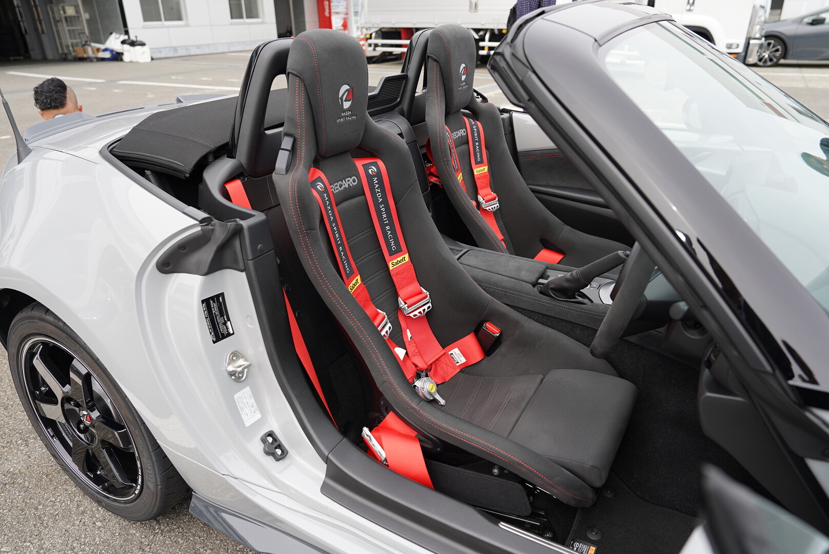 ついに実現した2.0L幌ロードスターはなぜ手の込んだ仕様に仕立てられたのか？ 背景にマツダが“普通の2.0L”を出せない理由も