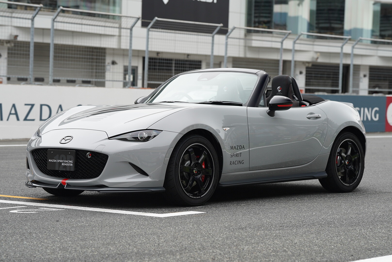 ついに実現した2.0L幌ロードスターはなぜ手の込んだ仕様に仕立てられたのか？ 背景にマツダが“普通の2.0L”を出せない理由も