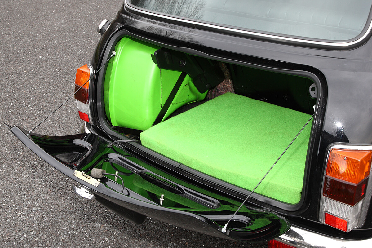 【遊び心の融合】最新ミニとクラシック・ミニ「ポール・スミス」仕様を並べて味わう贅沢…2台で広がる“ゴーカート・フィール”の世界