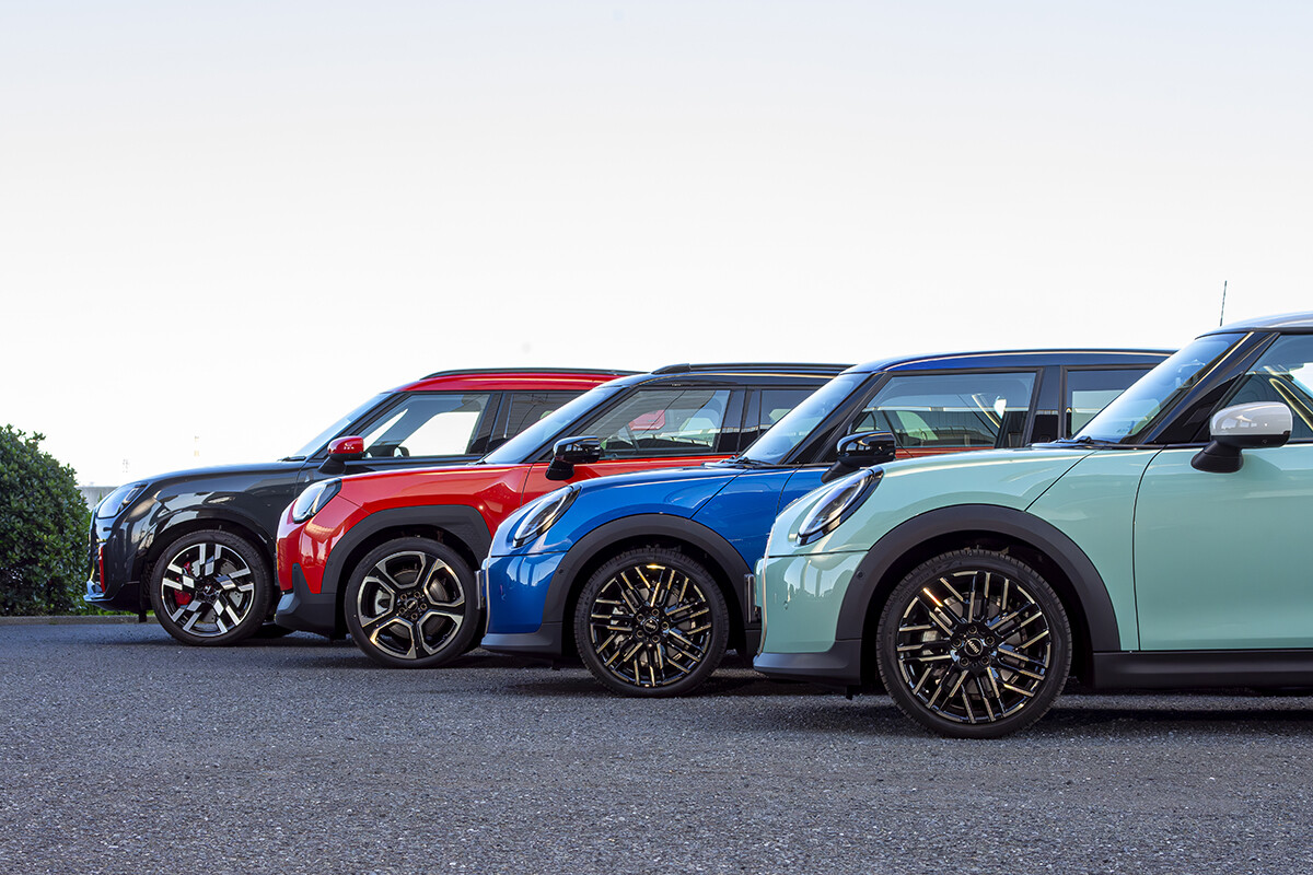 【遊び心の融合】最新ミニとクラシック・ミニ「ポール・スミス」仕様を並べて味わう贅沢…2台で広がる“ゴーカート・フィール”の世界