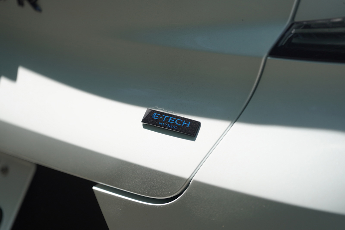 ルノー「キャプチャーE-TECH」は日本のハイブリッドと何が違う？　トヨタ「カローラクロス」と比べて見えた意外な個性