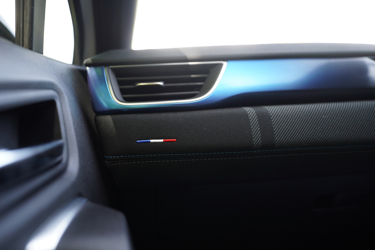 ルノー「キャプチャーE-TECH」は日本のハイブリッドと何が違う？　トヨタ「カローラクロス」と比べて見えた意外な個性