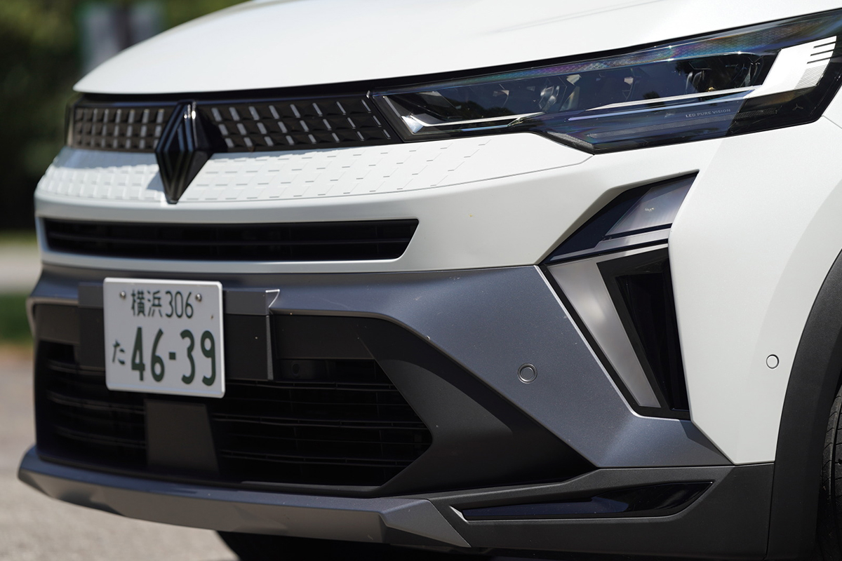 ルノー「キャプチャーE-TECH」は日本のハイブリッドと何が違う？　トヨタ「カローラクロス」と比べて見えた意外な個性