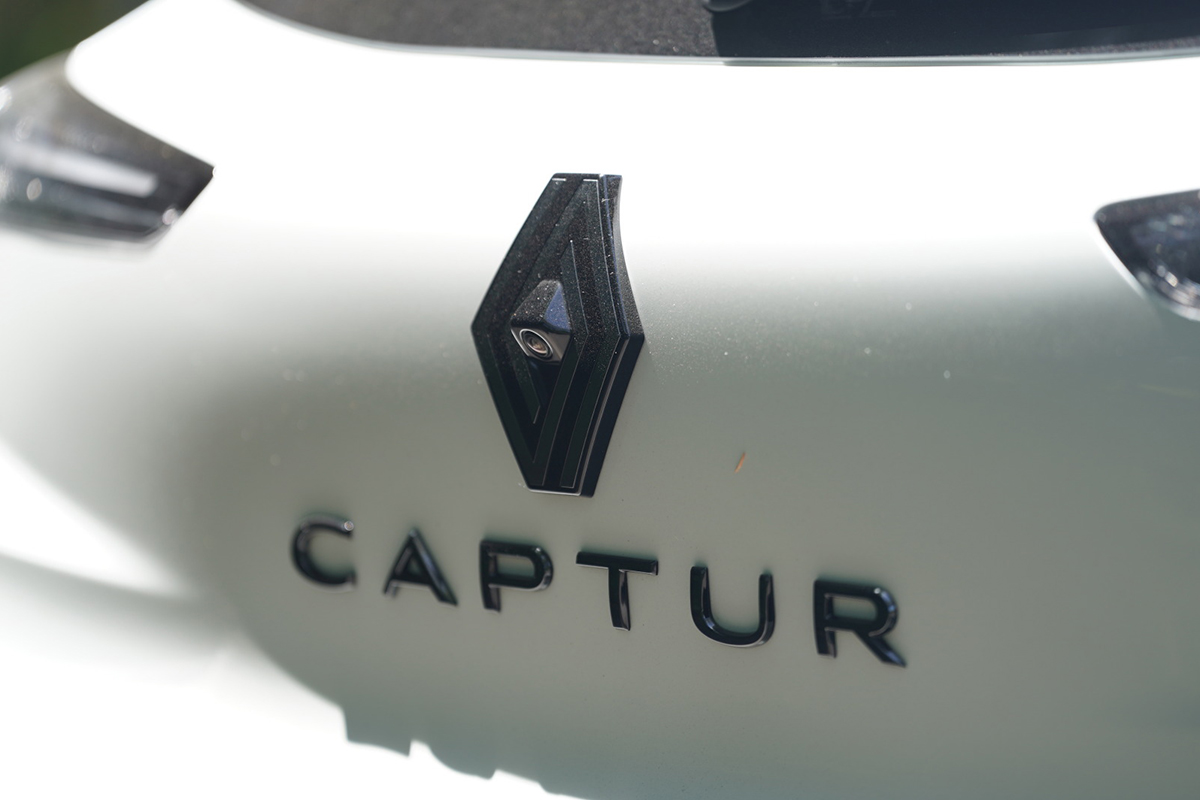 ルノー「キャプチャーE-TECH」は日本のハイブリッドと何が違う？　トヨタ「カローラクロス」と比べて見えた意外な個性