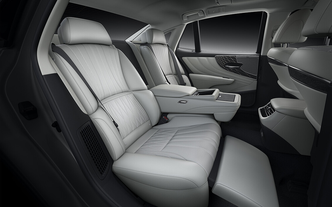 レクサスの旗艦セダン「LS」が受注停止中。何が起きた？　人気低迷でこのまま終焉してしまうのか