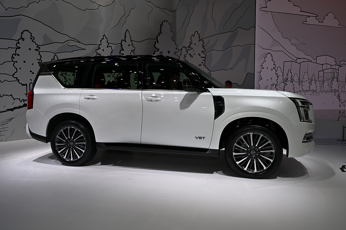 日産「パトロール」実車展示に「威圧感がすごかった」「デカすぎてビビる」と大注目。巨大サイズに懸念も「ランクルより好み」の意見