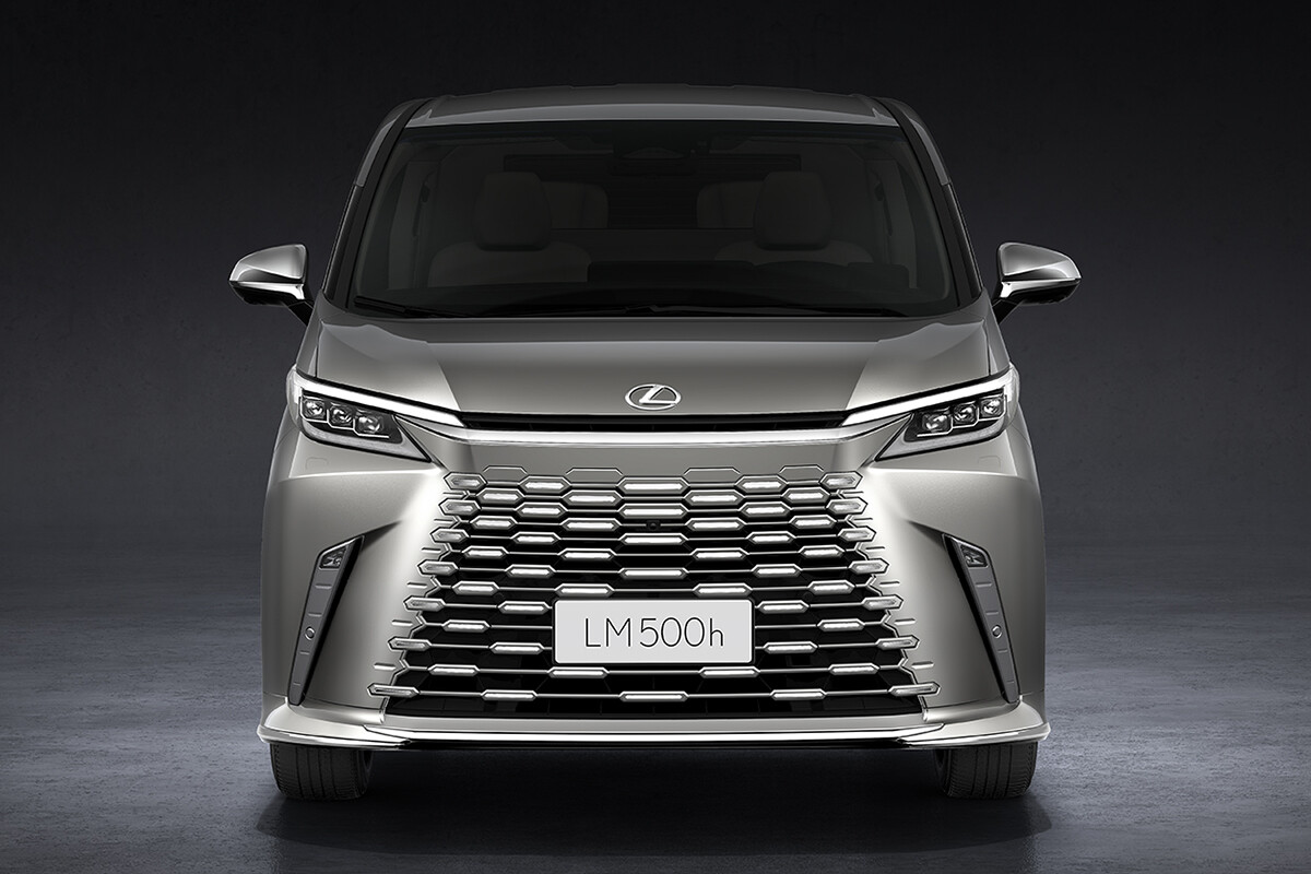 登場から2年、レクサス「LM」の購入層に変化？ 法人だけでなく、買えない「アルファード」横目にファミリー層も獲得か