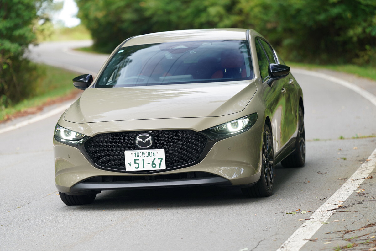 【発売から7年でも色褪せない】「マツダ3ファストバック」にあらためて試乗。特別仕様レトロスポーツの質感と走りを再確認した