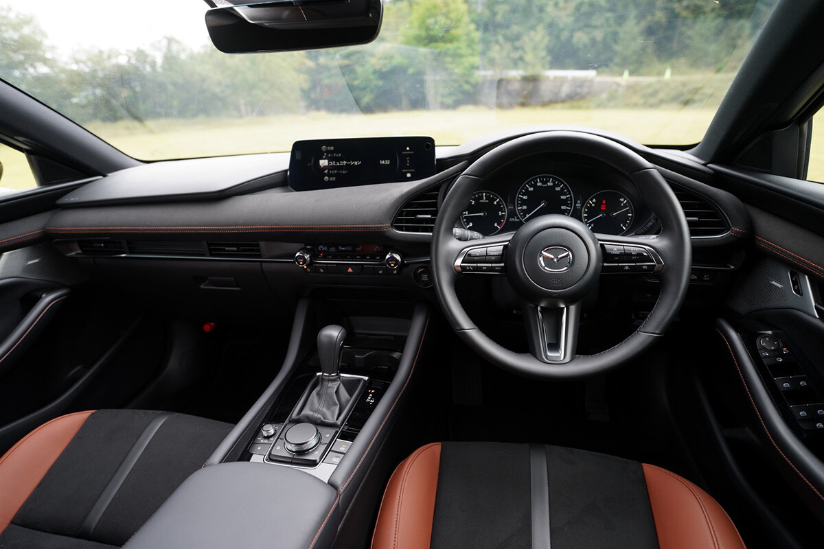 【発売から7年でも色褪せない】「マツダ3ファストバック」にあらためて試乗。特別仕様レトロスポーツの質感と走りを再確認した