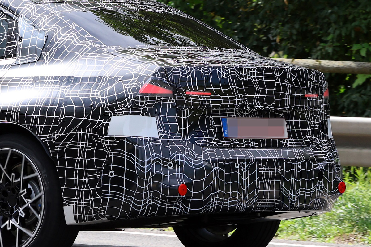 BMW次世代「3シリーズ」は2026年登場予定！ 小型化グリル採用でデザイン言語を刷新
