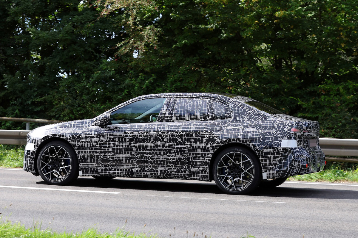 BMW次世代「3シリーズ」は2026年登場予定！ 小型化グリル採用でデザイン言語を刷新