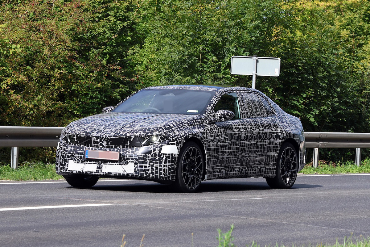 BMW次世代「3シリーズ」は2026年登場予定！ 小型化グリル採用でデザイン言語を刷新