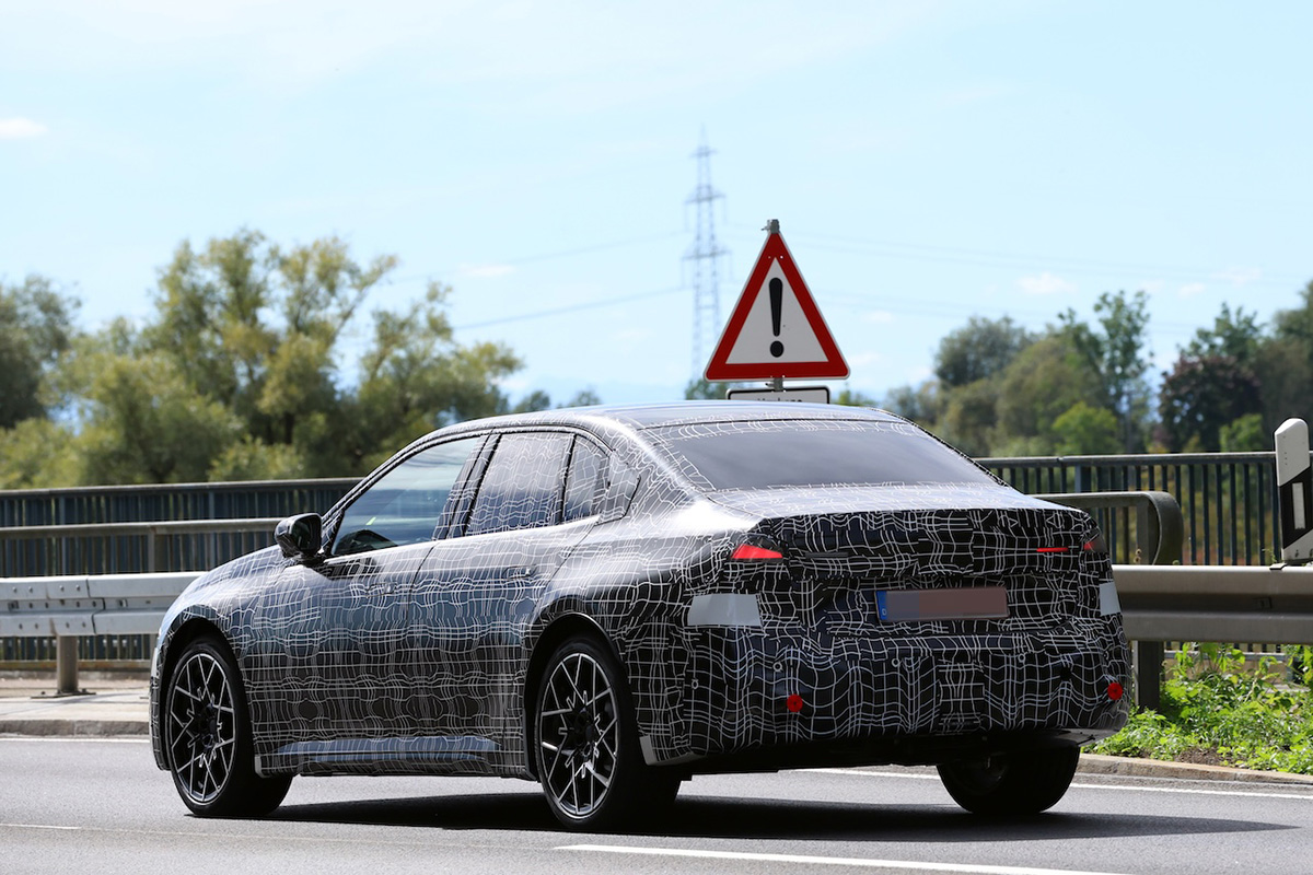 BMW次世代「3シリーズ」は2026年登場予定！ 小型化グリル採用でデザイン言語を刷新