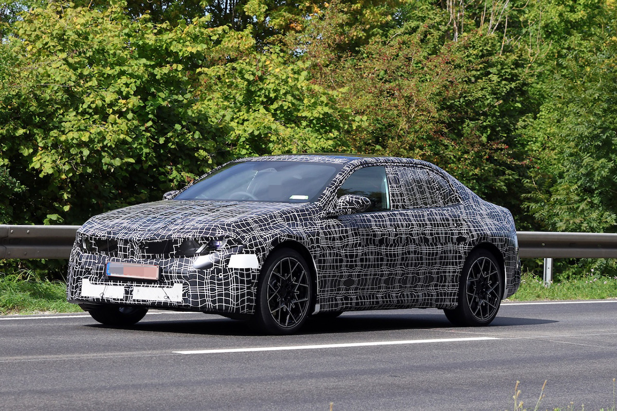 BMW次世代「3シリーズ」は2026年登場予定！ 小型化グリル採用でデザイン言語を刷新