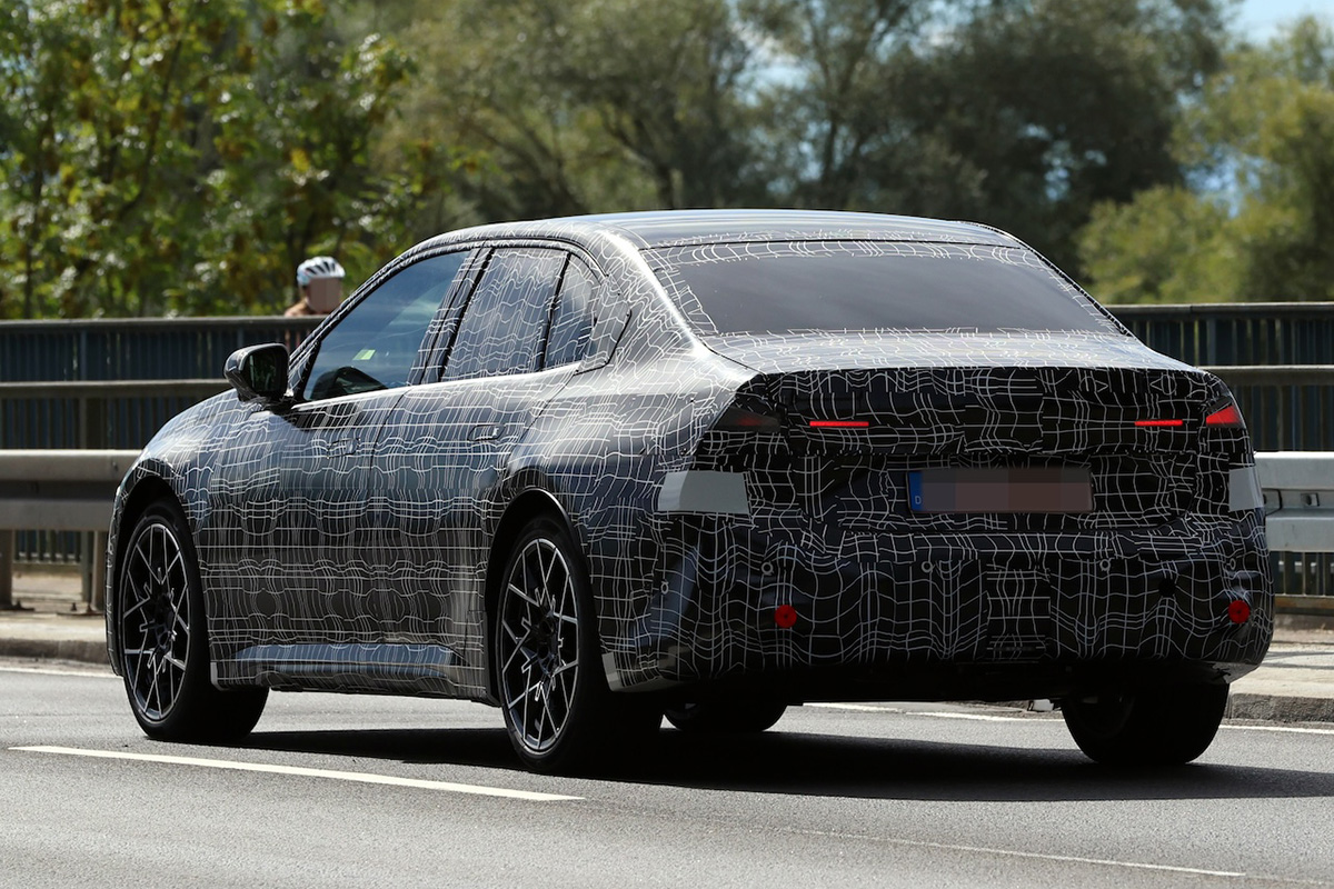 BMW次世代「3シリーズ」は2026年登場予定！ 小型化グリル採用でデザイン言語を刷新