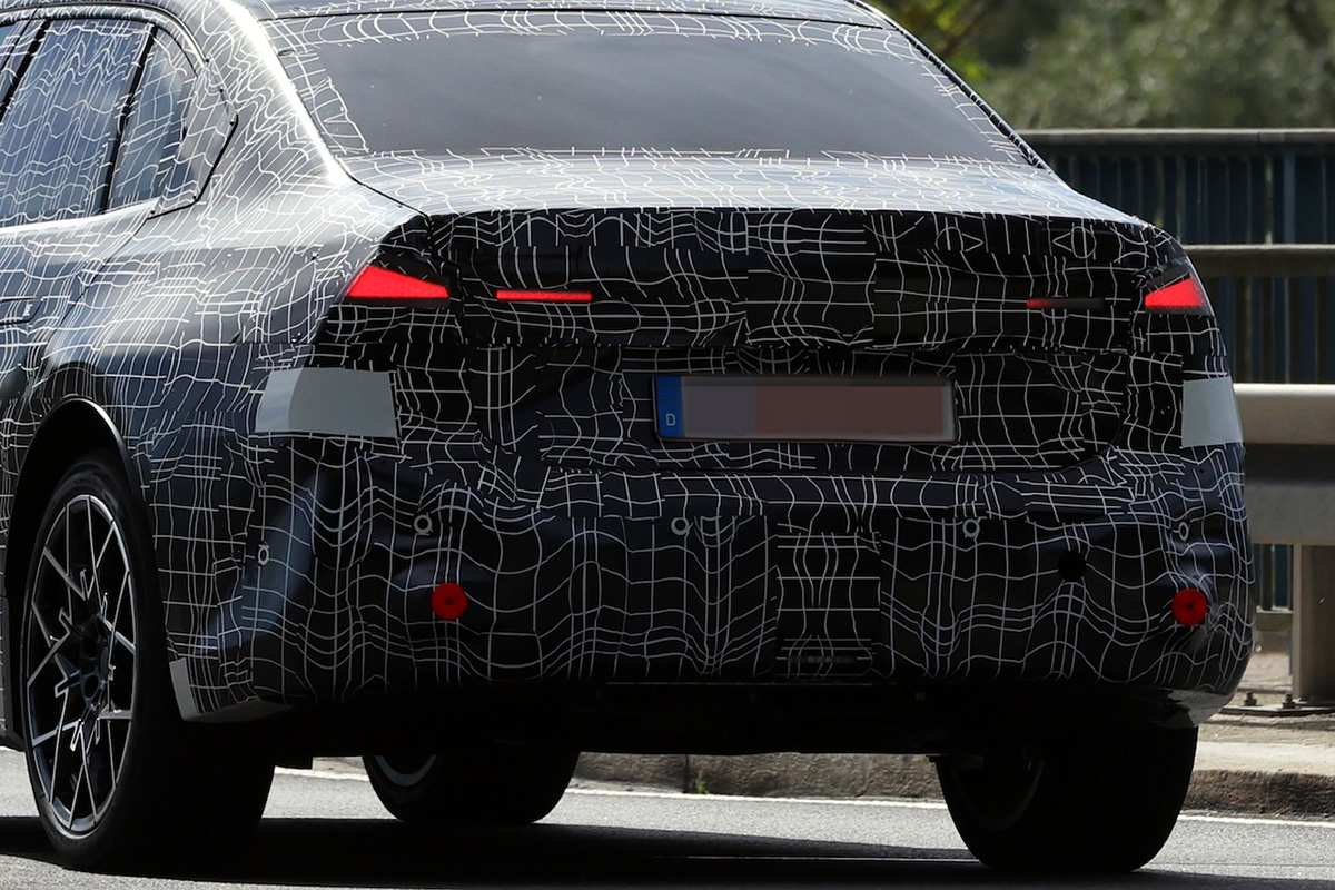 BMW次世代「3シリーズ」は2026年登場予定！ 小型化グリル採用でデザイン言語を刷新