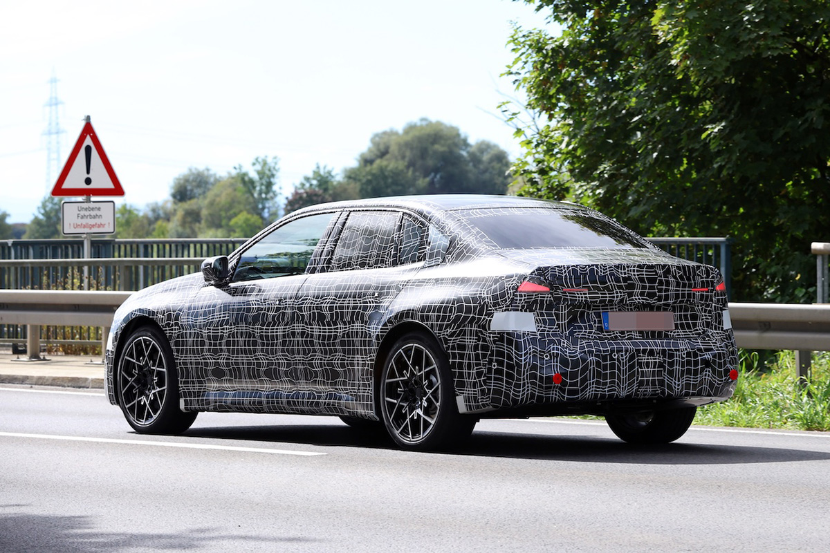 BMW次世代「3シリーズ」は2026年登場予定！ 小型化グリル採用でデザイン言語を刷新