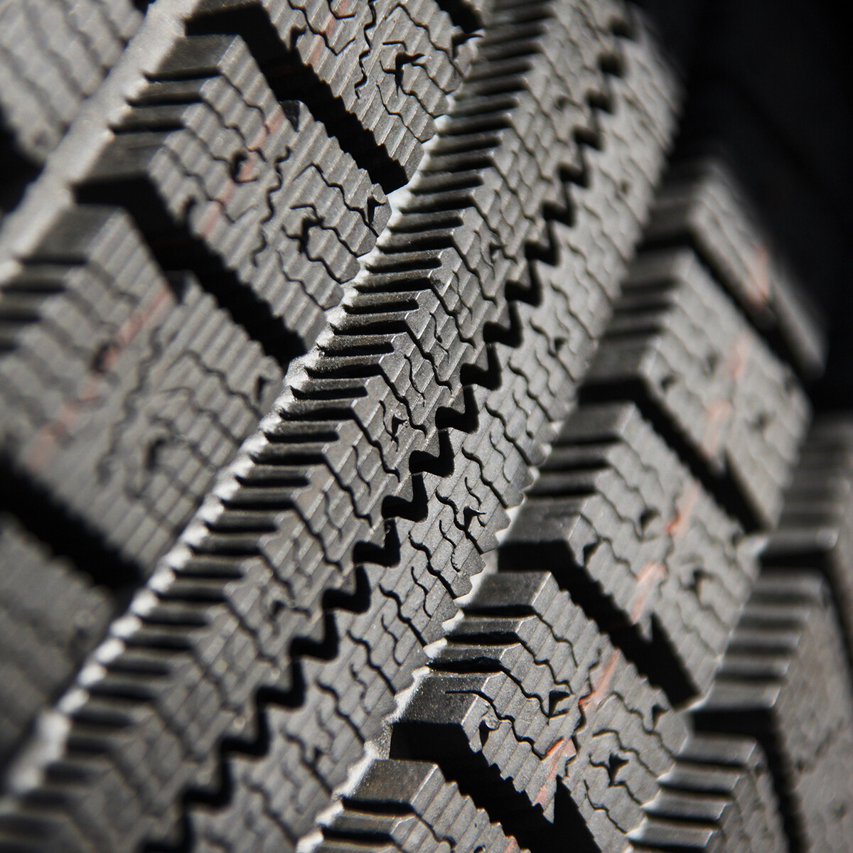 【覚えておきたい】夏タイヤから冬タイヤへの履き替え時の“目安”とは。オールシーズンタイヤのメリットと注意点も解説