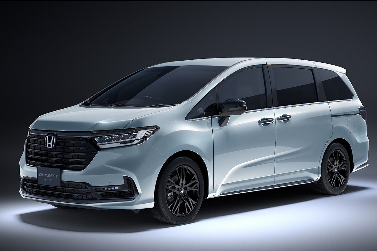 ホンダ「オデッセイ」一部改良モデルが新登場。日本初投入の新色＆2列目大型ロールサンシェードが追加も全グレードで28万6000円の値上げ
