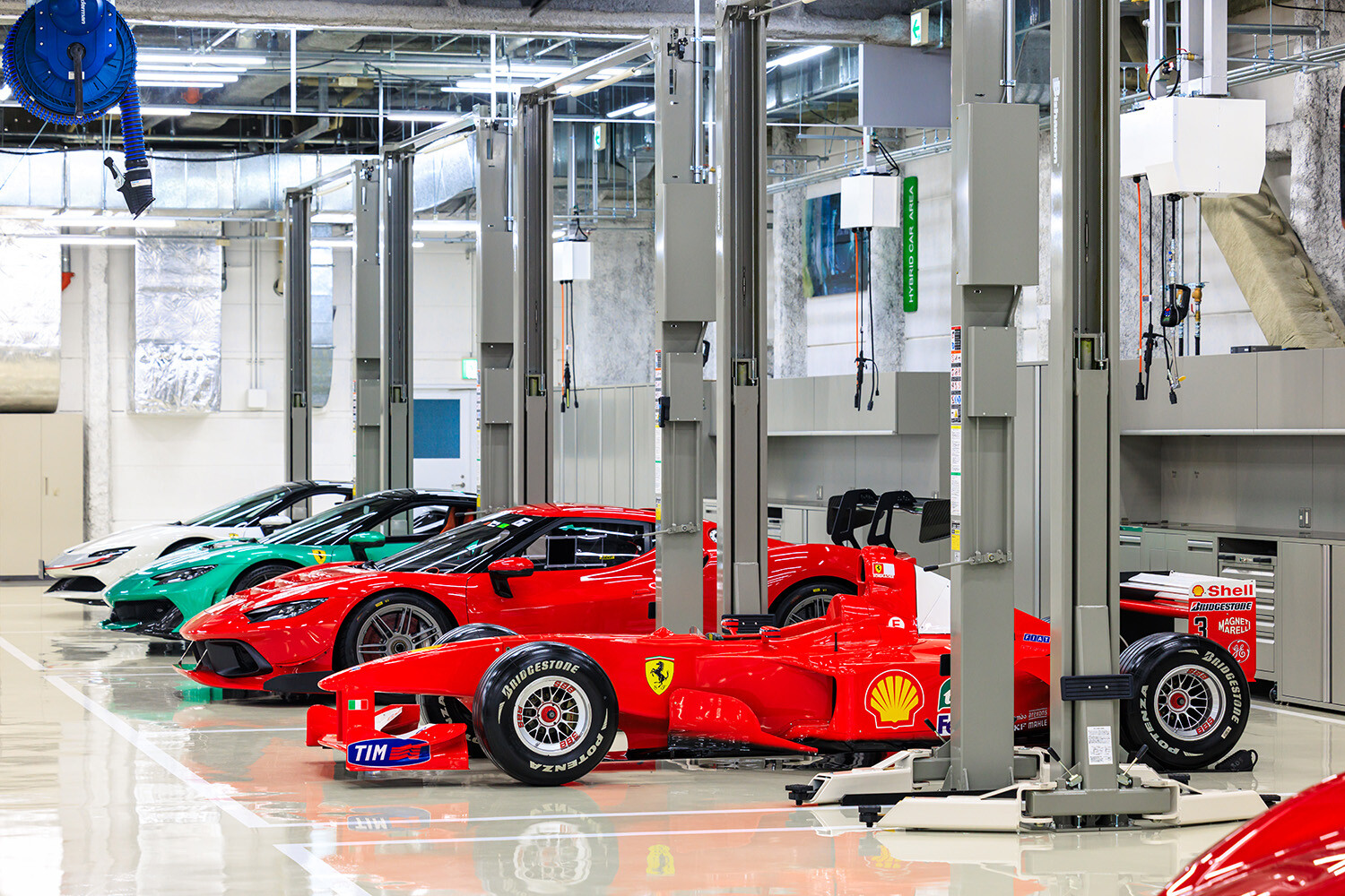 【圧巻のスケール】最新「849 テスタロッサ」からF1マシンまで集結。辰巳に誕生した国内最大級サービス拠点「東京ベイサイド」が壮観すぎる