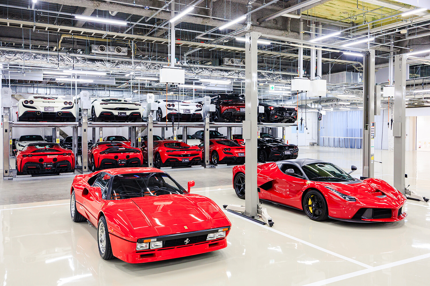 【圧巻のスケール】最新「849 テスタロッサ」からF1マシンまで集結。辰巳に誕生した国内最大級サービス拠点「東京ベイサイド」が壮観すぎる