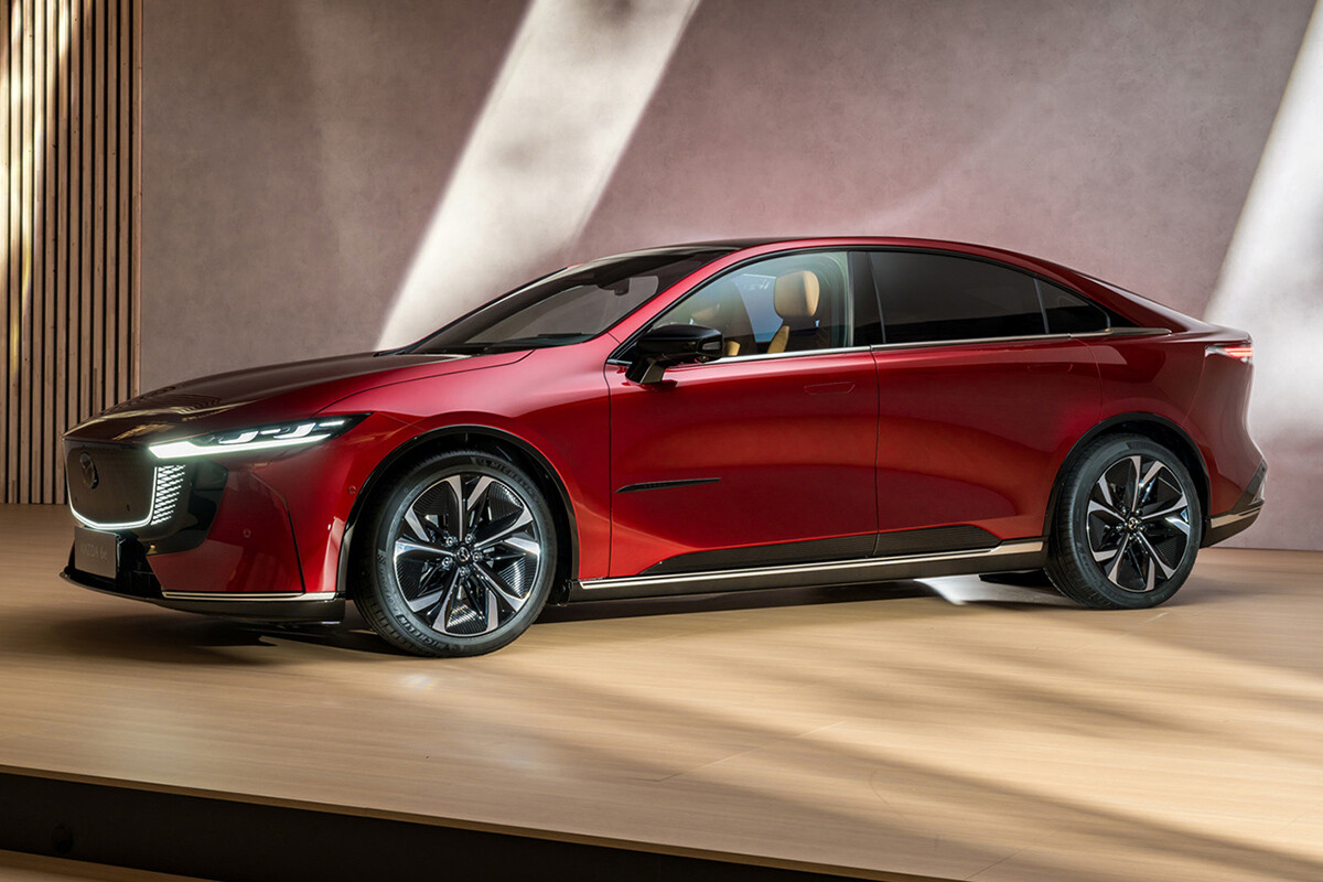 「マツダ6e」の“右ハンドル車”が英で目撃される。「マツダ6」後継として日本導入か？ 待ち構える3つのハードルとは