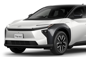 【性能3割アップ】新「bZ4X」が一部改良で航続距離746kmに大幅進化！ 最大70万円の値下げで見せた“トヨタの本気”に業界がざわつく