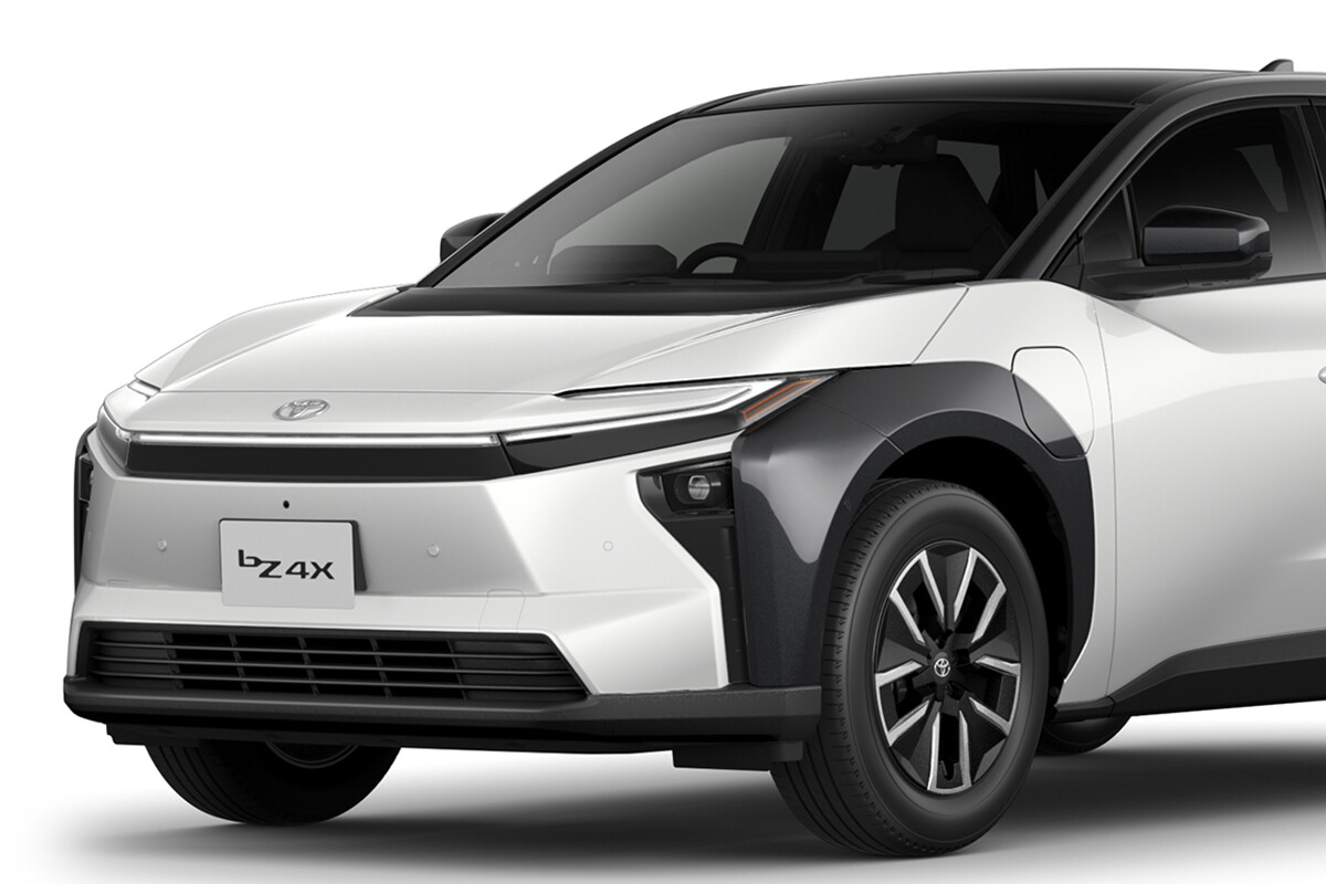 【性能3割アップ】新「bZ4X」が一部改良で航続距離746kmに大幅進化！ 最大70万円の値下げで見せた“トヨタの本気”に業界がざわつく