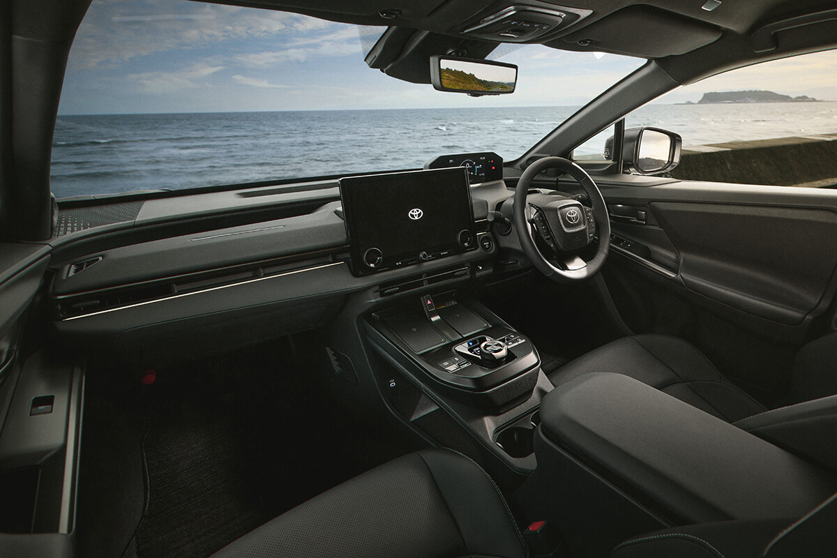 【性能3割アップ】新「bZ4X」が一部改良で航続距離746kmに大幅進化！ 最大70万円の値下げで見せた“トヨタの本気”に業界がざわつく