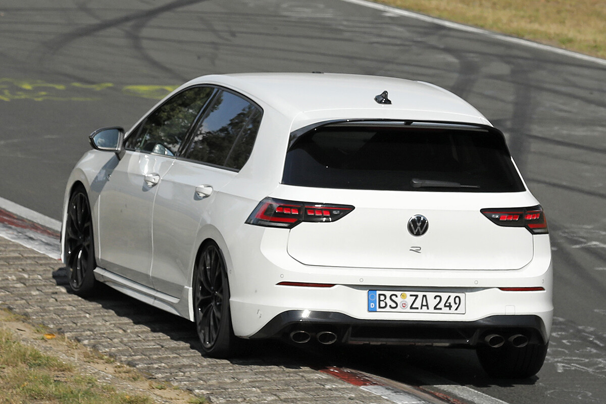 フォルクスワーゲン「ゴルフR」次期型をニュルで激写！ 350ps超の可能性を秘めた最新プロトタイプ