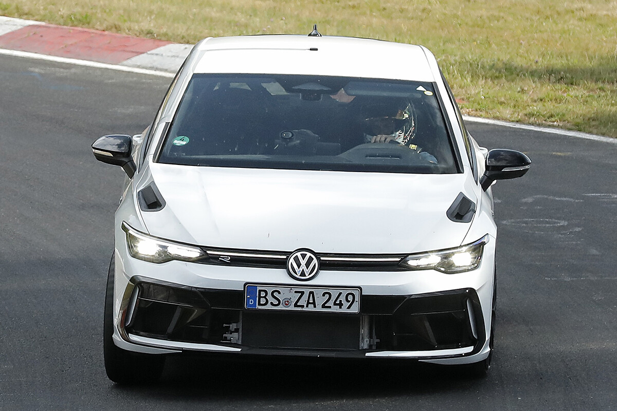 フォルクスワーゲン「ゴルフR」次期型をニュルで激写！ 350ps超の可能性を秘めた最新プロトタイプ
