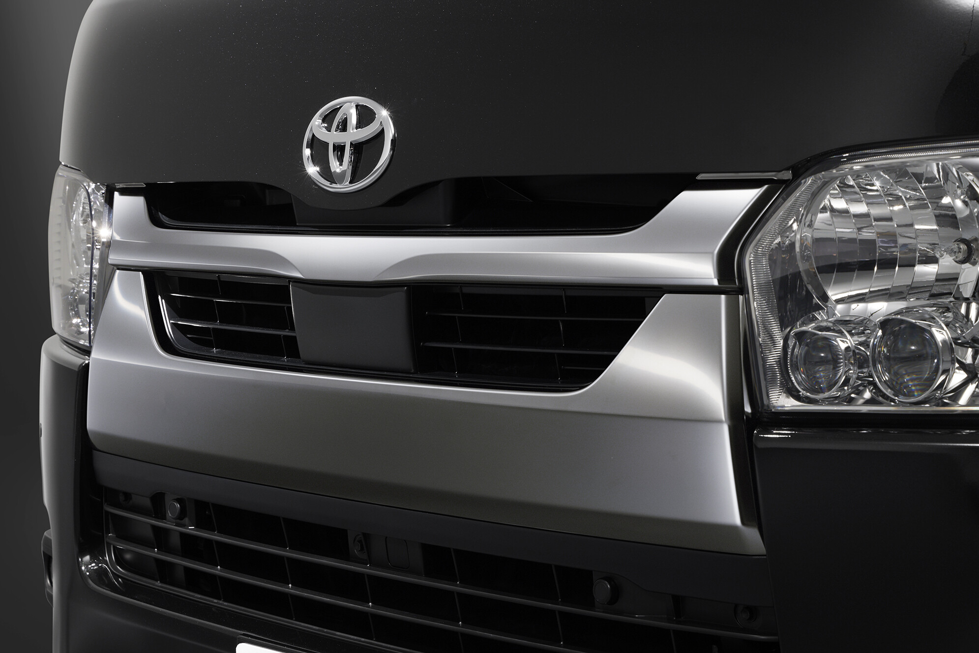 「ハイエース」が「9型」へ改良。その内容は？ 12月に“先行受注開始”もすでにディーラーには待機列…1月13日発表へ【販売店情報】