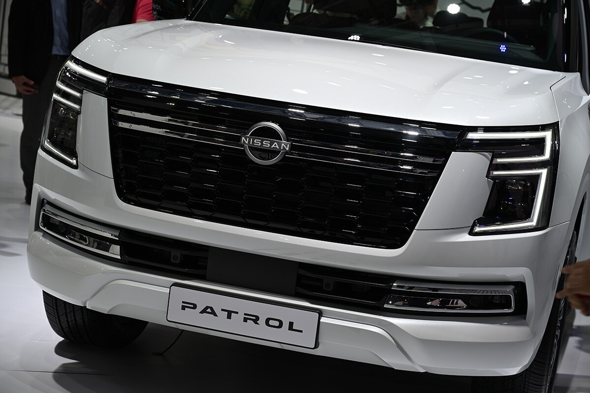 【“ランクル300”が小さく見える】日産「パトロール」約20年ぶりに日本復活！ 規格外サイズ＆豪華内装で国産SUVの頂上決戦へ