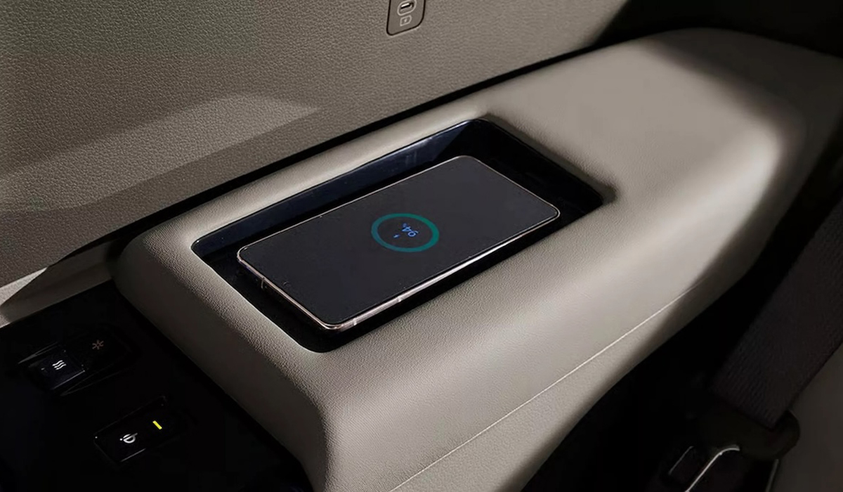 【これなら1000でも納得？】フットマッサージ機能に冷蔵庫も完備！ 新型キア「カーニバル ハイリムジン」は快適装備てんこ盛り