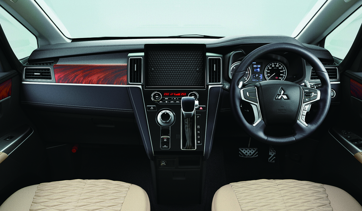 最強4WDミニバン「デリカD:5」は最安グレード「M」でも大丈夫か？ 全7グレードの特徴と失敗しない選び方