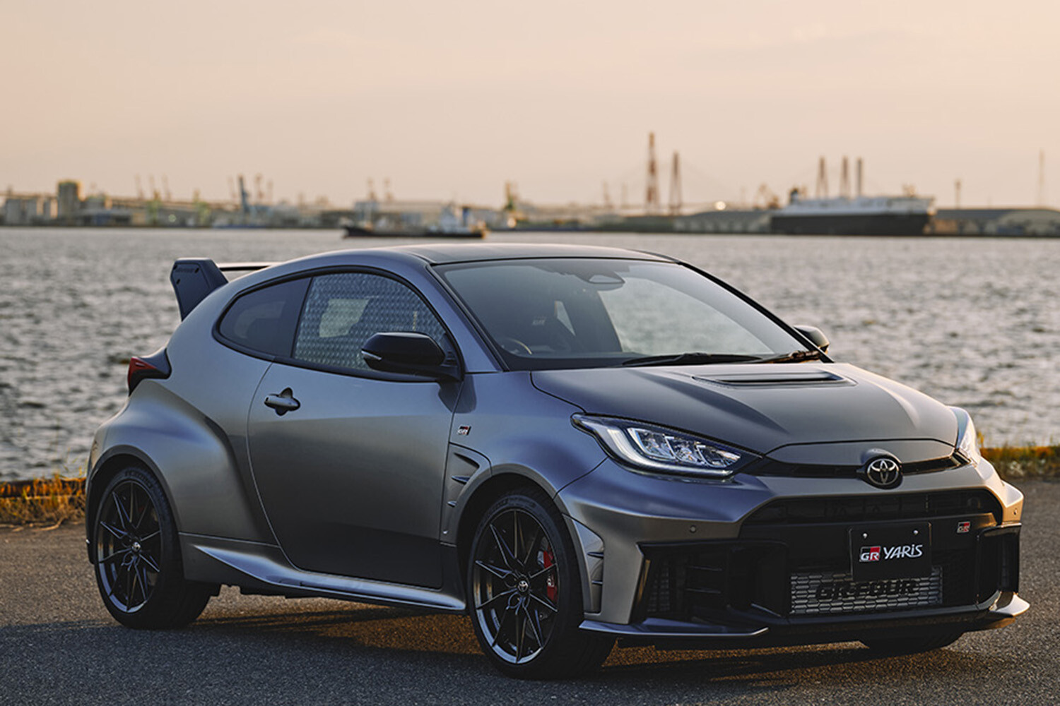 【公道にWRCマシン!?】可変式ウイング＆ダクト付きアルミフードで戦闘力アップ。「GRヤリス」に「エアロパフォーマンスパッケージ」登場