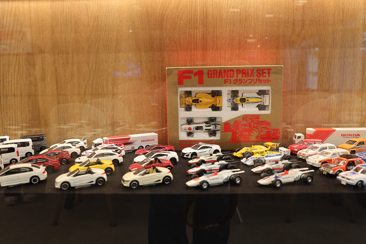 え、1／1サイズ!? 150台もの“貴重なお宝”はスタッフの私物！「ホンダコレクションホール」のトミカ展が圧巻だった…10月まで開催