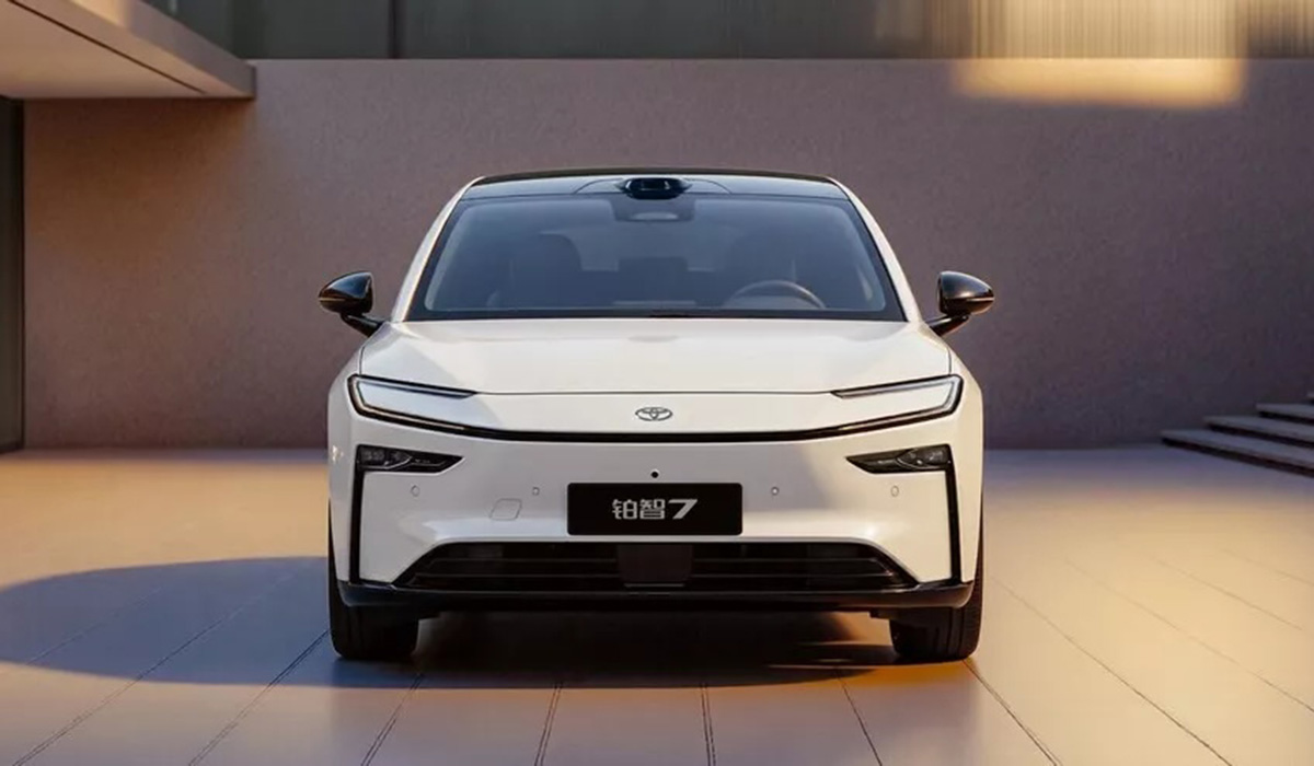 【全長5m超えのビッグセダン】トヨタが中国で新型BEV「bZ7」を発表。ファーウェイ＆シャオミと組んだ技術に注目