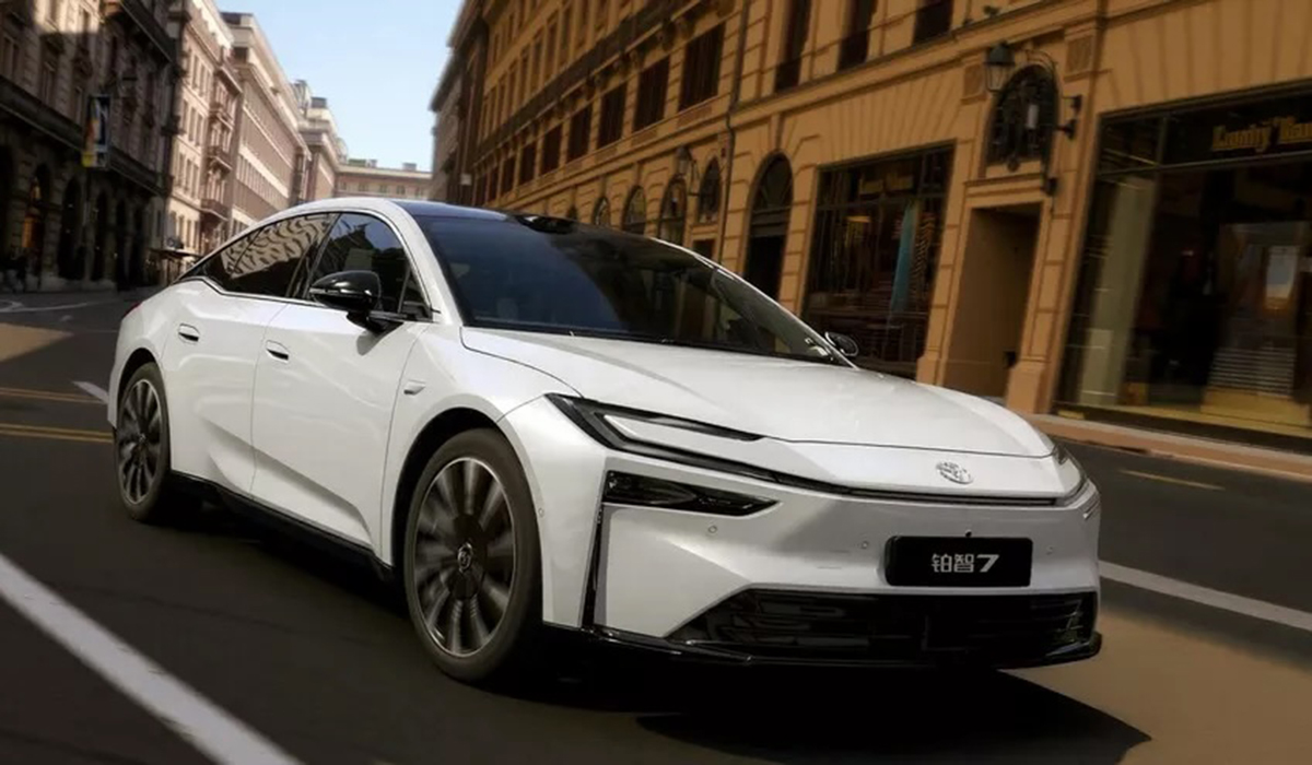 【全長5m超えのビッグセダン】トヨタが中国で新型BEV「bZ7」を発表。ファーウェイ＆シャオミと組んだ技術に注目