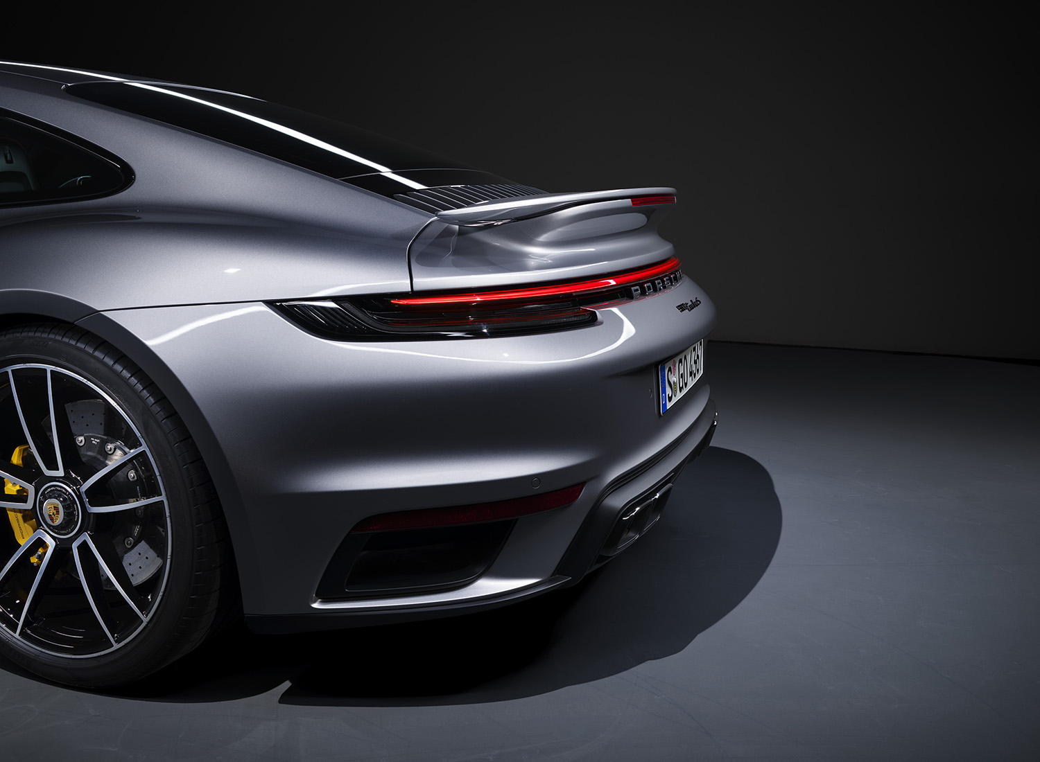 【丸見えのテスト車捕捉】ポルシェ911ターボ改良新型、ハイブリッド導入でパワーとデザインを一新