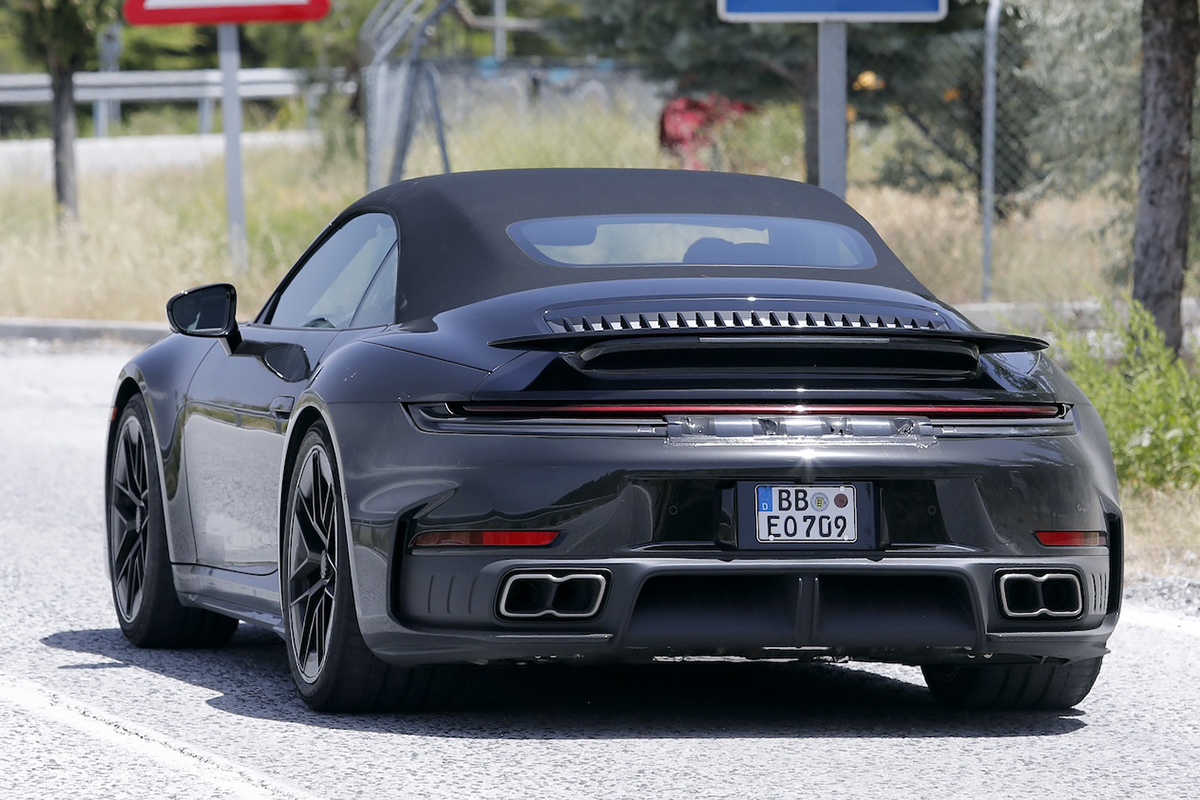 【丸見えのテスト車捕捉】ポルシェ911ターボ改良新型、ハイブリッド導入でパワーとデザインを一新