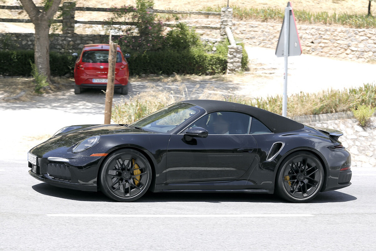 【丸見えのテスト車捕捉】ポルシェ911ターボ改良新型、ハイブリッド導入でパワーとデザインを一新