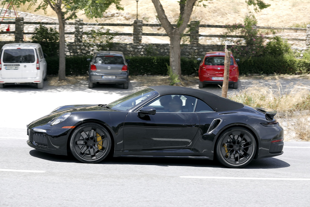 【丸見えのテスト車捕捉】ポルシェ911ターボ改良新型、ハイブリッド導入でパワーとデザインを一新
