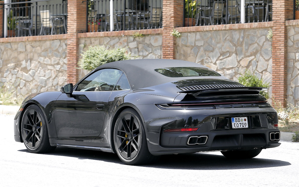 【丸見えのテスト車捕捉】ポルシェ911ターボ改良新型、ハイブリッド導入でパワーとデザインを一新